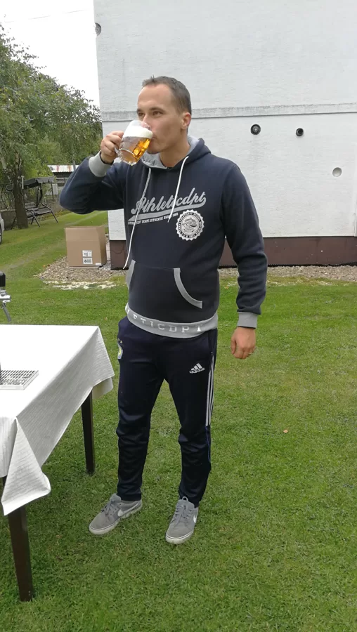 Viktor nezaháľa a hned skúša teplotu piva 